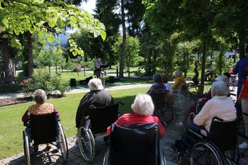 SKUPAJ SMO PREPEVALI V PARKU