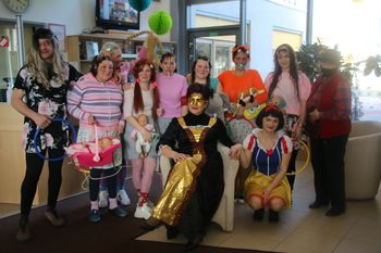 OBISK VESELIH MALIH  KUHARIC