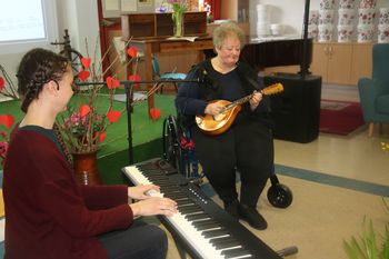 KORONA PONUJA TUDI PRILOŽNOSTI