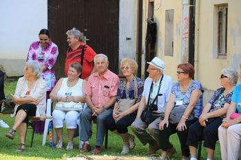 Na grajskem dvorišču dvorca Novi Klošter kar trideset slik na stojalih Na grajskem dvorišču dvorca Novi Klošter kar trideset slik na stojalih