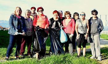 Likovniki na čistilni akciji