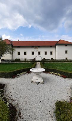 POPOLDANSKI IZLET DRUŠTVA UPOKOJENCEV ŠMARTNO PRI LITIJI NA GRAD TUŠTANJ IN LIMBARSKO GORO