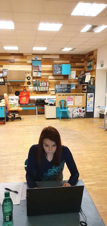 Se kdaj vprašamo, kako se organi znotraj našega telesa pogovarjajo med seboj? Se kdaj vprašamo, kako se organi znotraj našega telesa pogovarjajo med seboj?