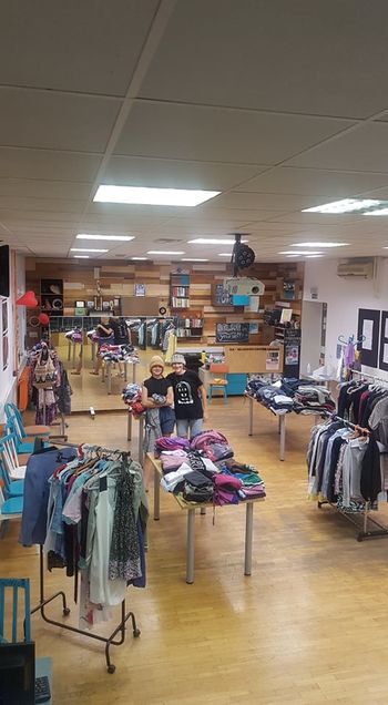 Septembrska izmenjevalnica oblačil v AIA – Mladinskem centru Mengeš