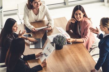 IZZIVI ŽENSK IN MLADIH V ZELENI POLITIKI