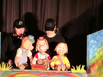 Dobrodelna lutkovna predstava Trije prašički 