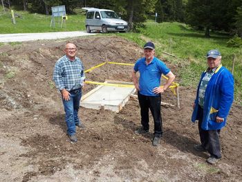 Priprava temeljev za postavitev obeležja pri izviru potoka Oplotnica 