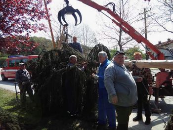 Vojniški mlaj stoji