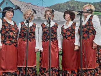 Taščice na razstavi cvetja iz krep papirja