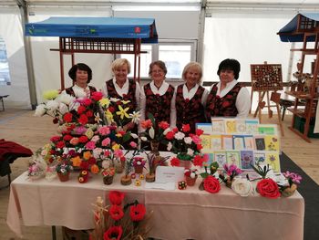 Majda Brežnik na razstavi cvetja iz krep papirja