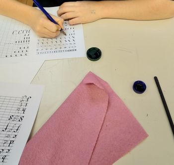 Teden pisanja z roko 2022