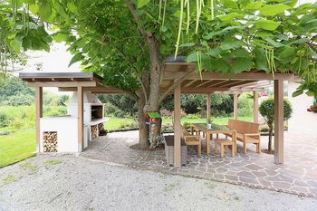 Lesena preobrazba prej in pozneje: Leseni nadstrešek ali drevesni senčnik? V tem primeru oboje.