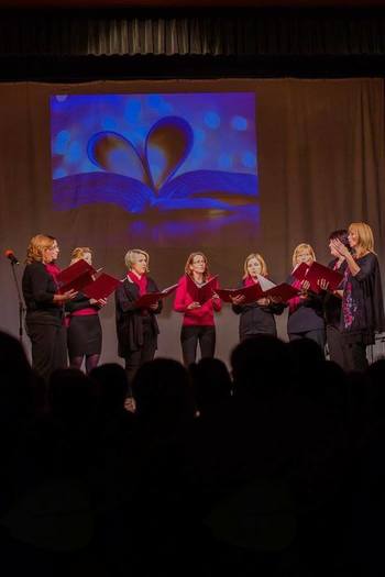 Nastop Ženske vokalne skupine Plamenke v Mengšu