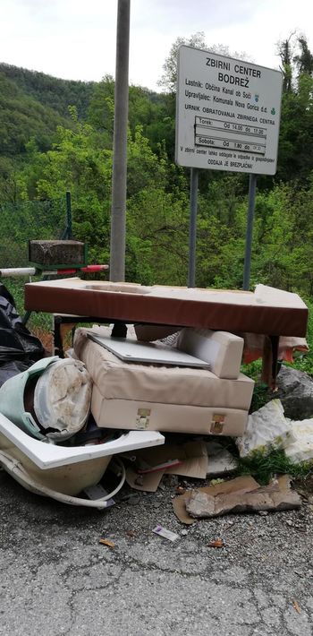 Neodgovorno odlaganje kosovnih odpadkov v Bodrežu