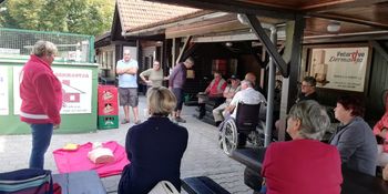 Predstavitev delovanja defibrilatorja pri balinarjih iz Mengša   