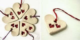 IZDELOVANJE NOVOLETNIH OKRASKOV IN ARANŽMAJEV