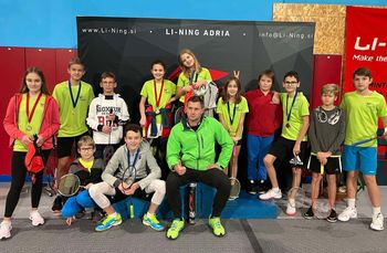 Mlajši člani BK Mengeš z badminton turnirja s sedmimi medaljami
