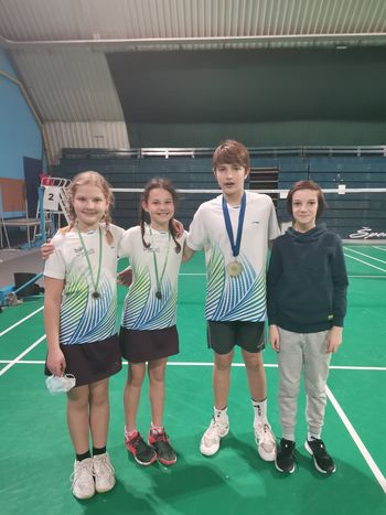 Mlajši člani BK Mengeš leto začeli z medaljami