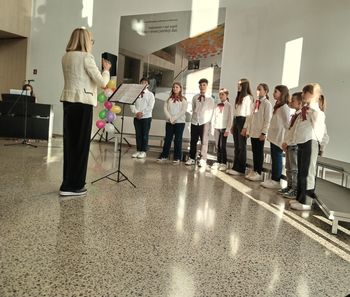 Večer v avli OŠ Miren je bil res živahen Večer v avli OŠ Miren je bil res živahen