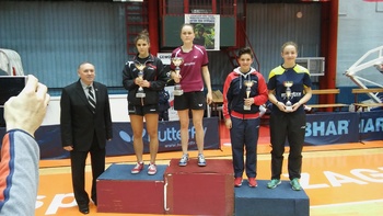 Ana Tofant na stopničkah v Zagrebu