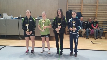 Tara in Vita Kobetič na stopničkah Tara in Vita Kobetič na stopničkah