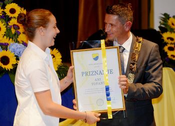 Ana Tofant - dobitnica priznanja Občine Vodice Ana Tofant - dobitnica priznanja Občine Vodice