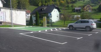 Obnovljeno parkirišče v Dobju s polnilno postajo za električna vozila