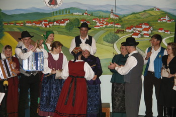 Popotovanje - rdeča nit 3. letnega folklornega koncerta v Šentvidu pri Lukovici Popotovanje - rdeča nit 3. letnega folklornega koncerta v Šentvidu pri Lukovici