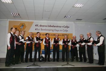 Člani moškega komornega zbora ČZS zapeli na  odprtju že  41. APISLOVENIJA 