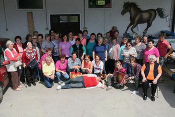 Kmečke žene skupaj na izlet v Trnjavo 