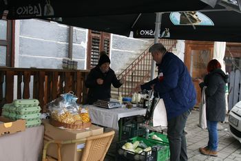 Živahen utrip na Rokovnjaški tržnici v Lukovici 