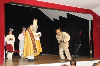 V Društveno dvorano v Krašnji  prišel sveti Miklavž 