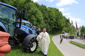 Blagoslov motorjev in traktorjev v Zlatem Polju pri Lukovici