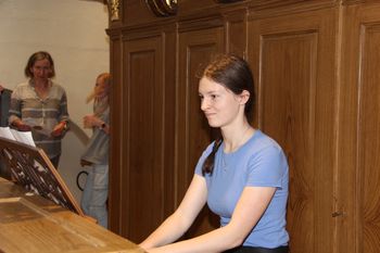 Na obnovljene orgle v Mengšu zaigrali mladi organisti 