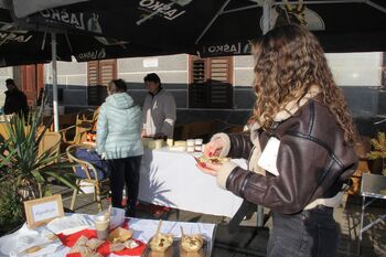 Pester predpraznični utrip na Rokovnjaški tržnici