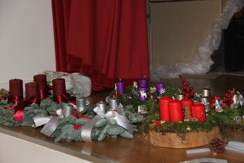 Izdelava adventnih venčkov v Društveni dvorani v Krašnji