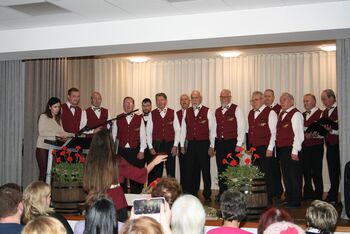 Komorni moški zbor Čebelarske zveze Slovenije v Tuhinjski dolini Komorni moški zbor Čebelarske zveze Slovenije v Tuhinjski dolini