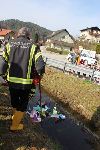 Spuščanje gregorčkov po vodi naznani pomlad