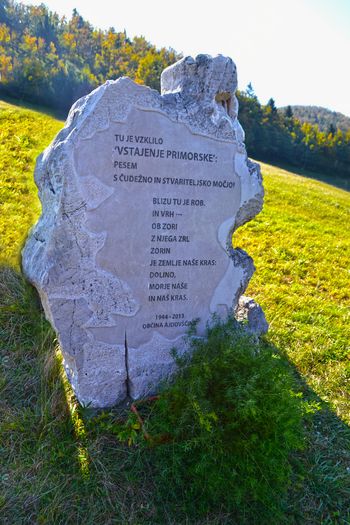 Kamen s soncem obsijan na Križni Gori