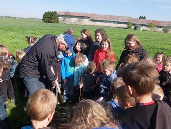 Ob svetovnem dnevu zemlje pred vrtcem posajeni dve lipi Ob svetovnem dnevu zemlje pred vrtcem posajeni dve lipi