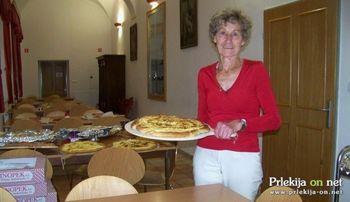 Kristina Prašnički iz Veržeja za prleško kvasenico s skutinim nadevom prejela zlato priznanje Kristina Prašnički iz Veržeja za prleško kvasenico s skutinim nadevom prejela zlato priznanje