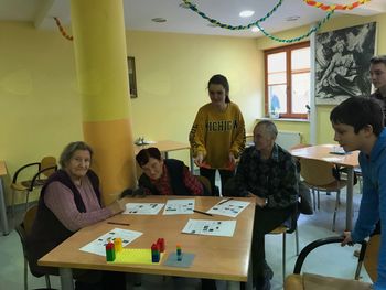 Predpočitniško zabavno druženje stanovalcev in prostovoljcev