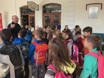 TRETJEŠOLCI Z VLAKOM IN AVTOBUSOM