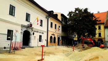 Urejanje pločnikov v zgornjem delu Glavnega trga