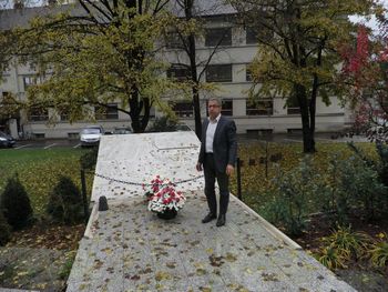 Ob dnevu spomina mrtve župan položil cvetje k spominskim obeležjem