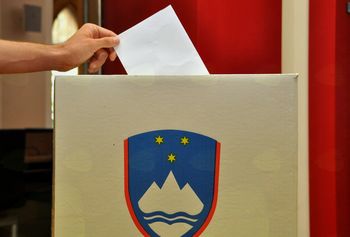 Pod drobnogledom postavitev plakatov volilne kampanje