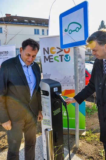 Osem novih polnilnih postaj za električna vozila