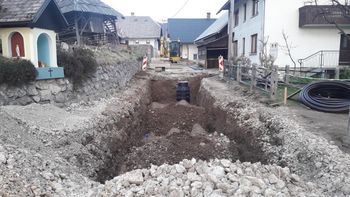 DELA V BOHINJSKI ČEŠNJICI V POLNEM TEKU - HVALA, KER NE VOZITE PO TRAVNIKIH