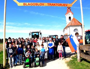 Na Spodnjem Brniku blagoslovili traktorje