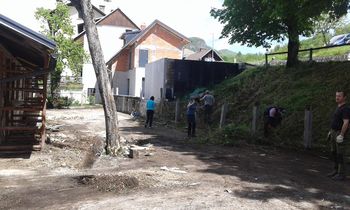 KAJ SE DOGAJA NA GRADBENI?